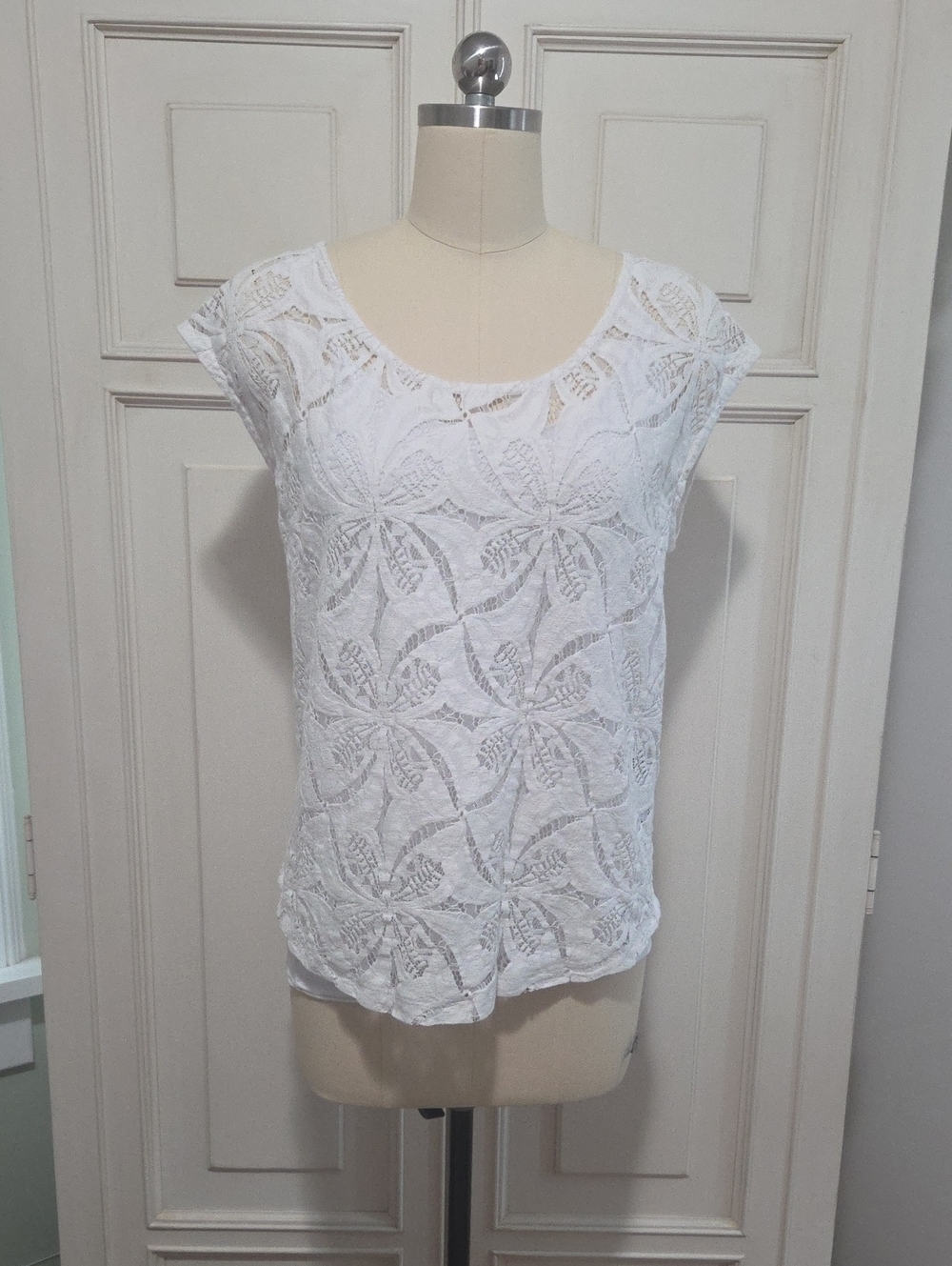 Banana Republic White Floral Lace Cap Sleeve Top